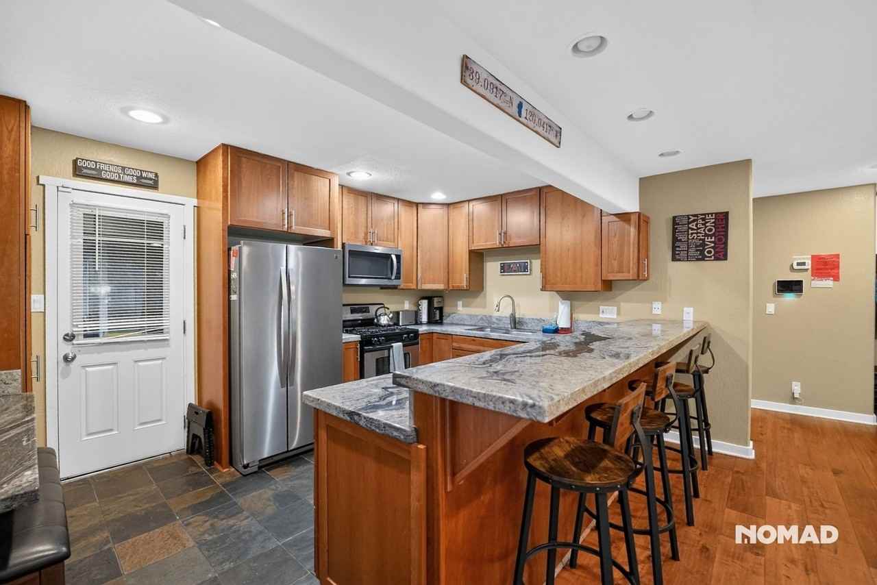 7064 6th Ave - Photo 4 of 37