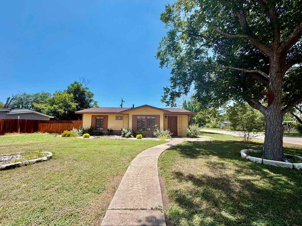 302 Ryan Dr - Photo 2 of 22