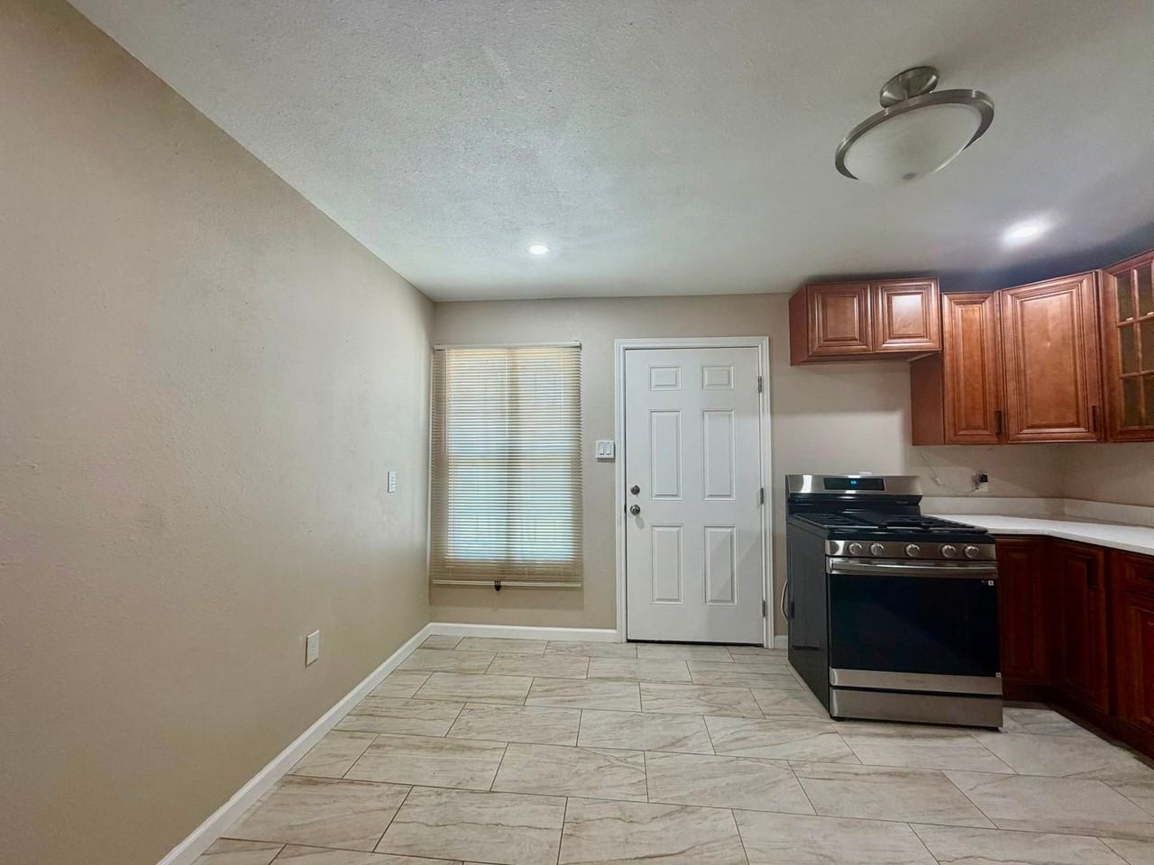 302 Ryan Dr - Photo 6 of 22