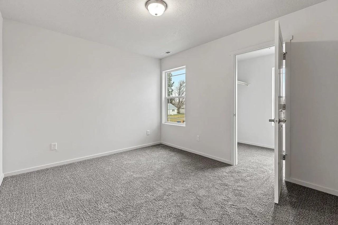 17520 E Desmet Ave - Photo 7 of 30