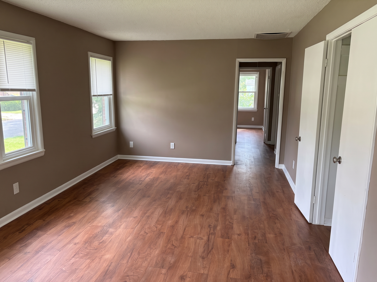 3293 Ashland St - Photo 4 of 14
