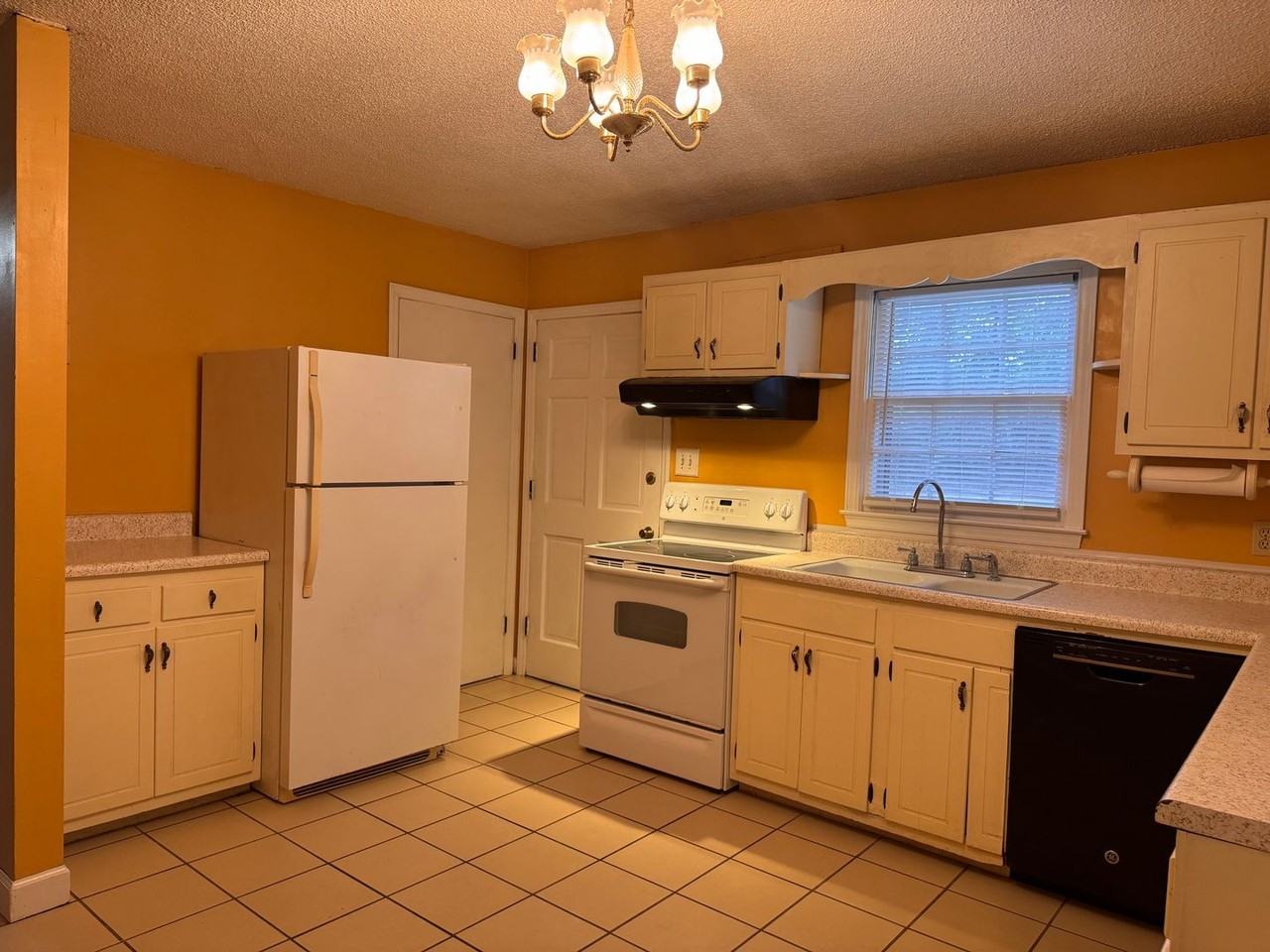 5585 Doc Hayworth Rd - Photo 5 of 23