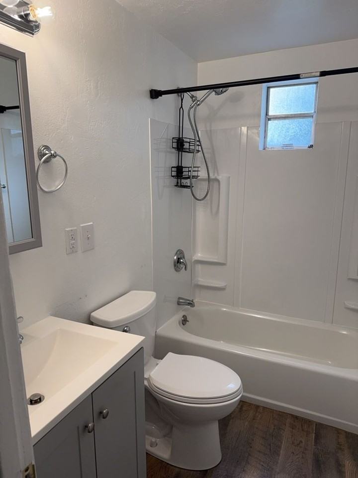 806 Robinson Ave - Photo 2 of 7