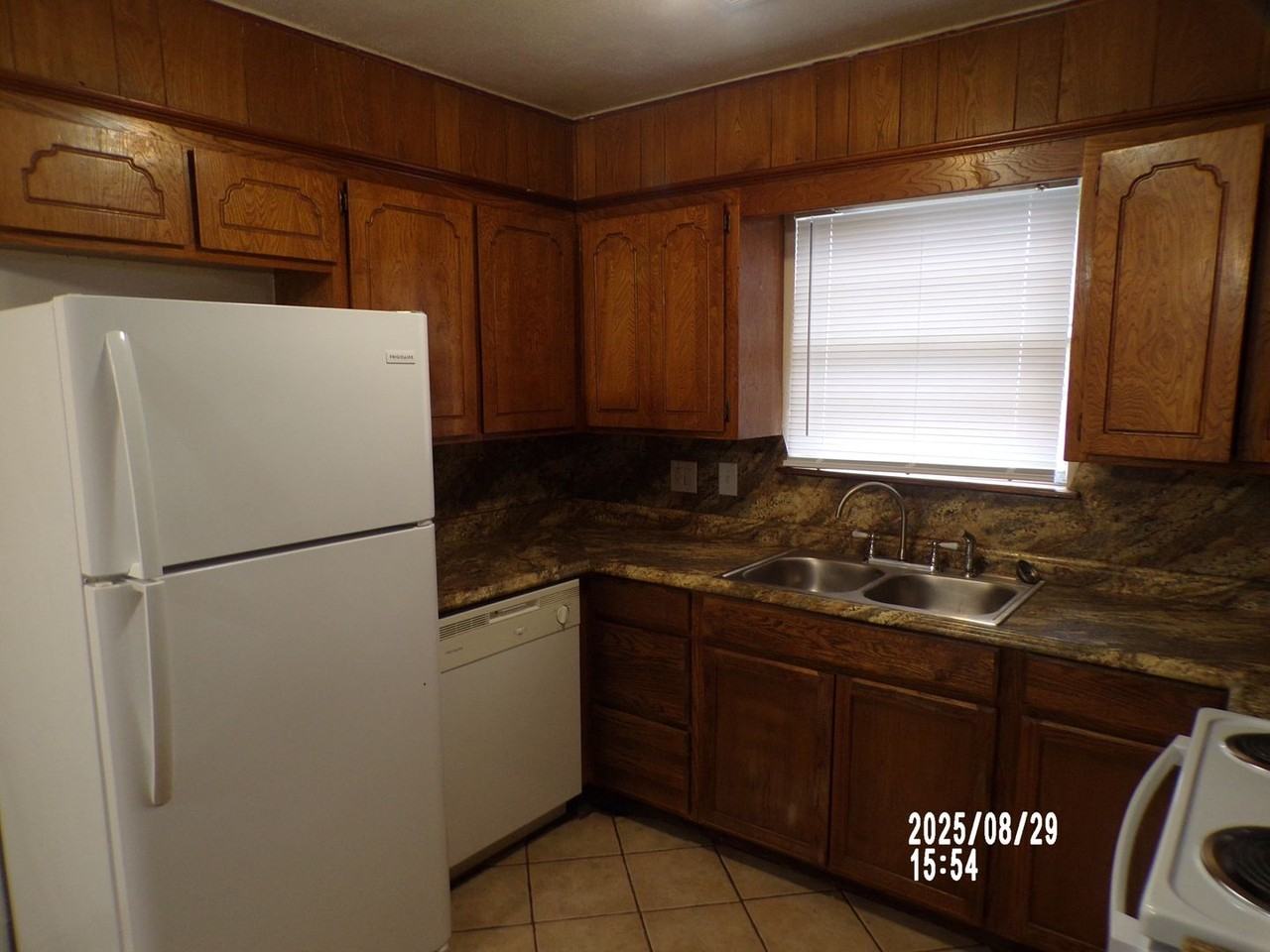 2335 Nw 41st St - Photo 4 of 28