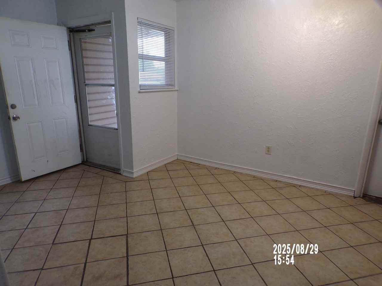 2335 Nw 41st St - Photo 5 of 28