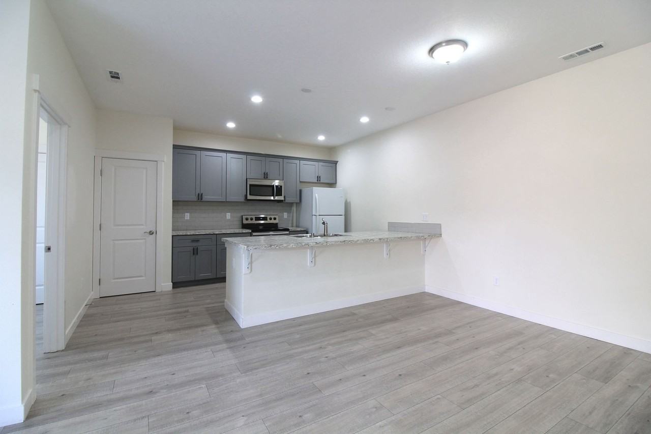 1073 S Cedar Pl - Photo 3 of 13