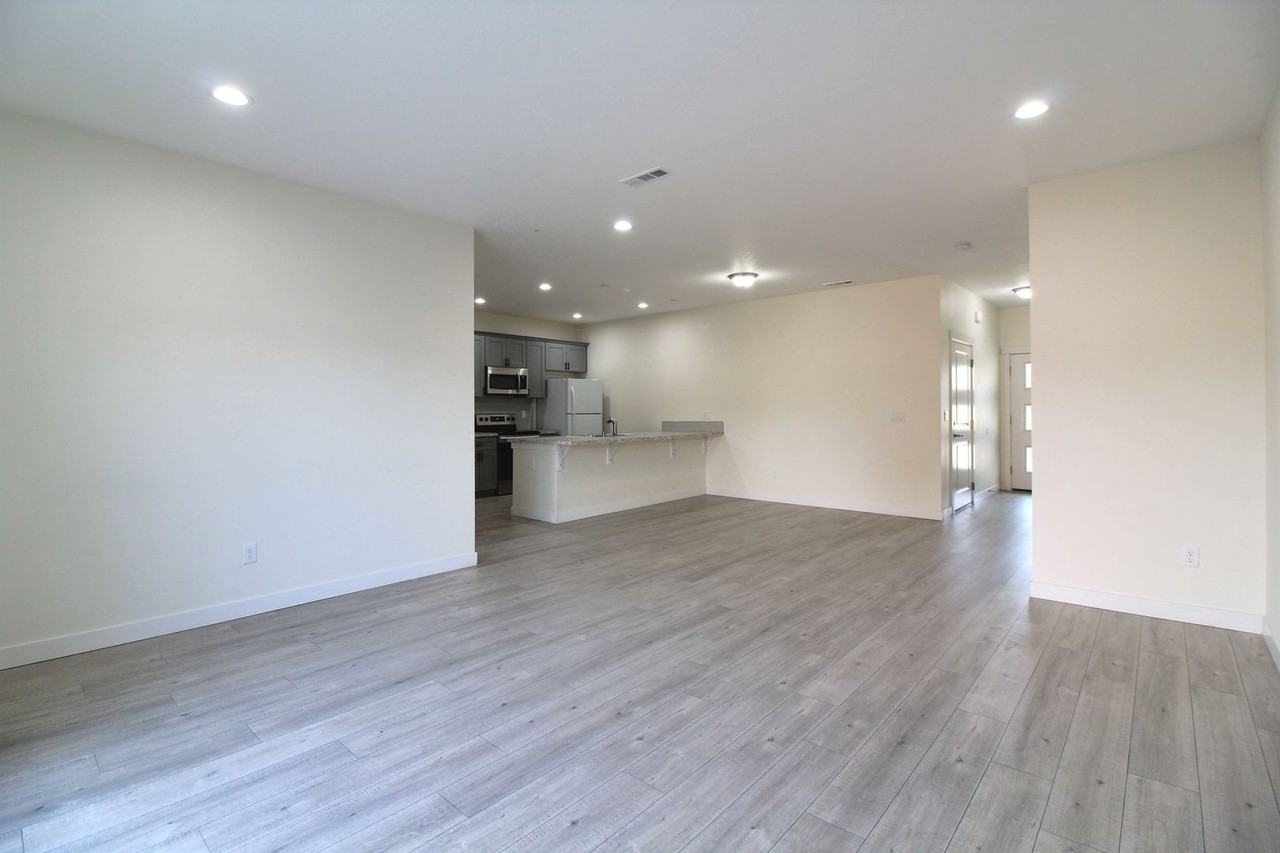 1073 S Cedar Pl - Photo 4 of 13