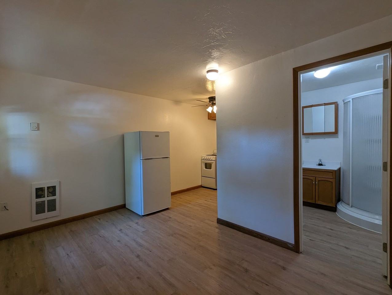 160 20th St #17 - Photo 3 of 11