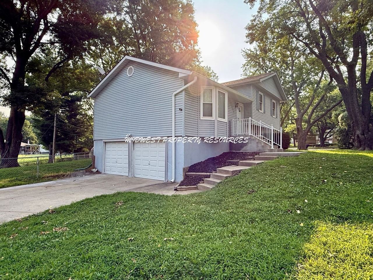 1100 Ne Columbus St - Photo 2 of 24