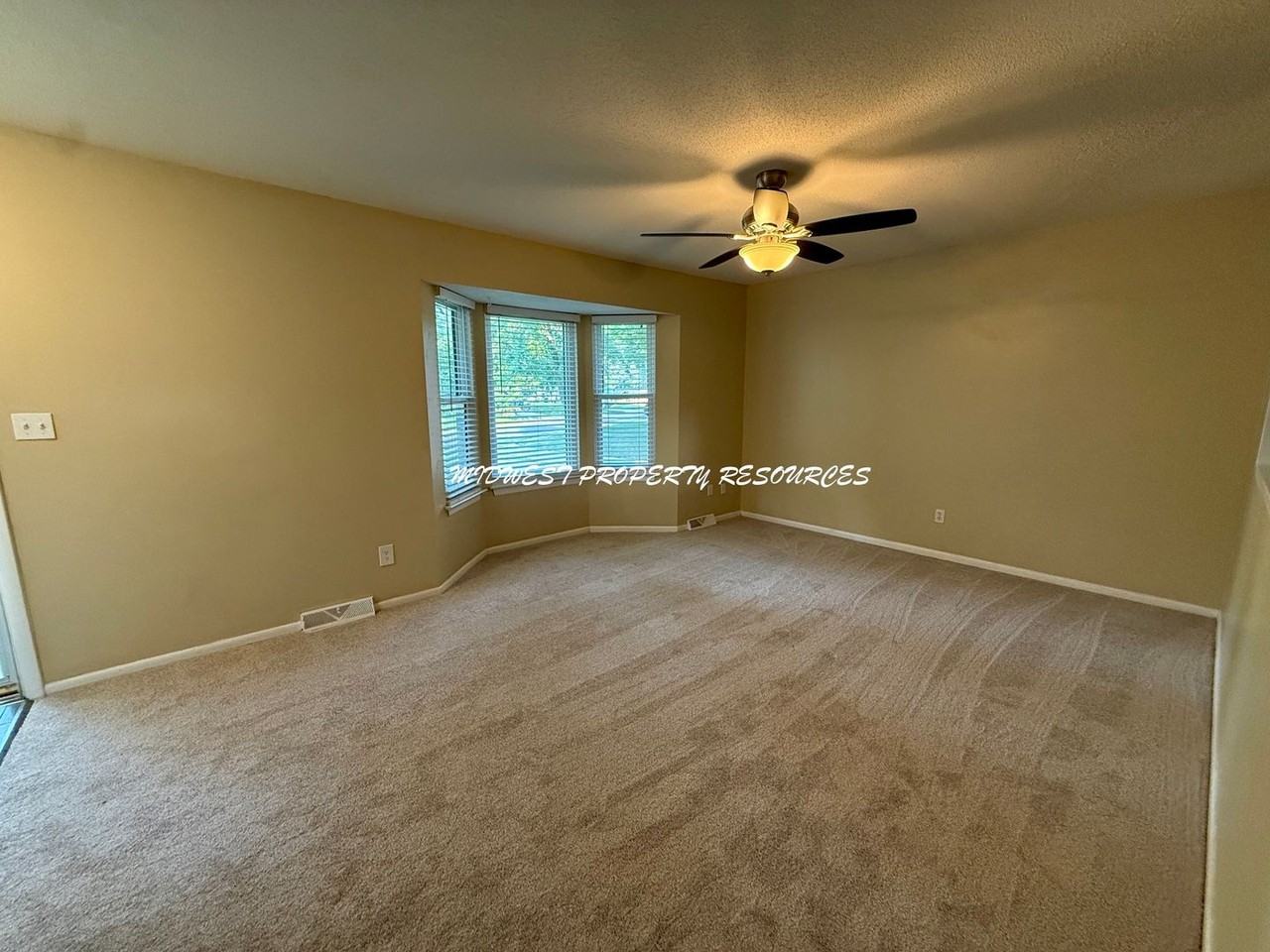 1100 Ne Columbus St - Photo 4 of 24