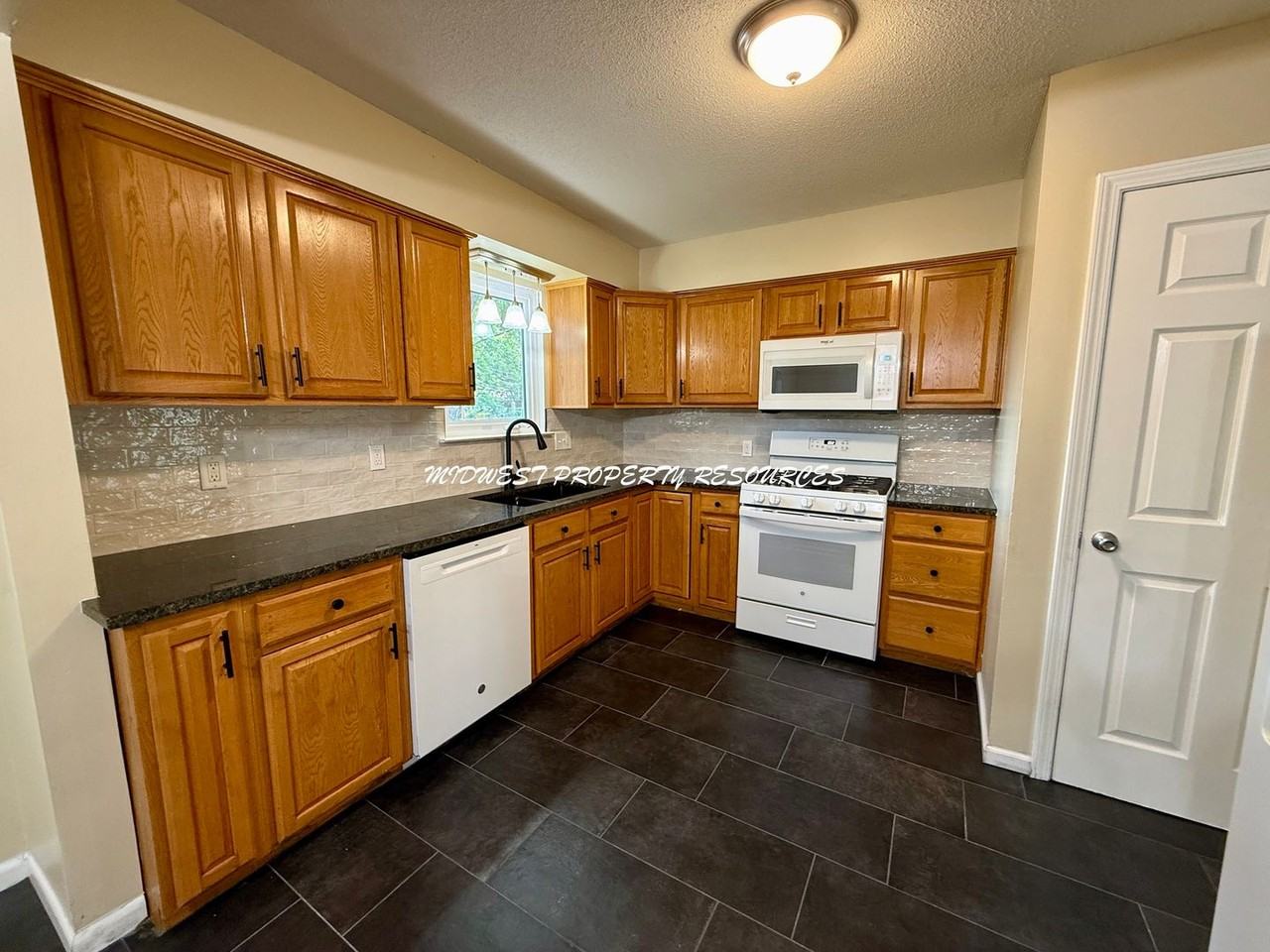 1100 Ne Columbus St - Photo 5 of 24