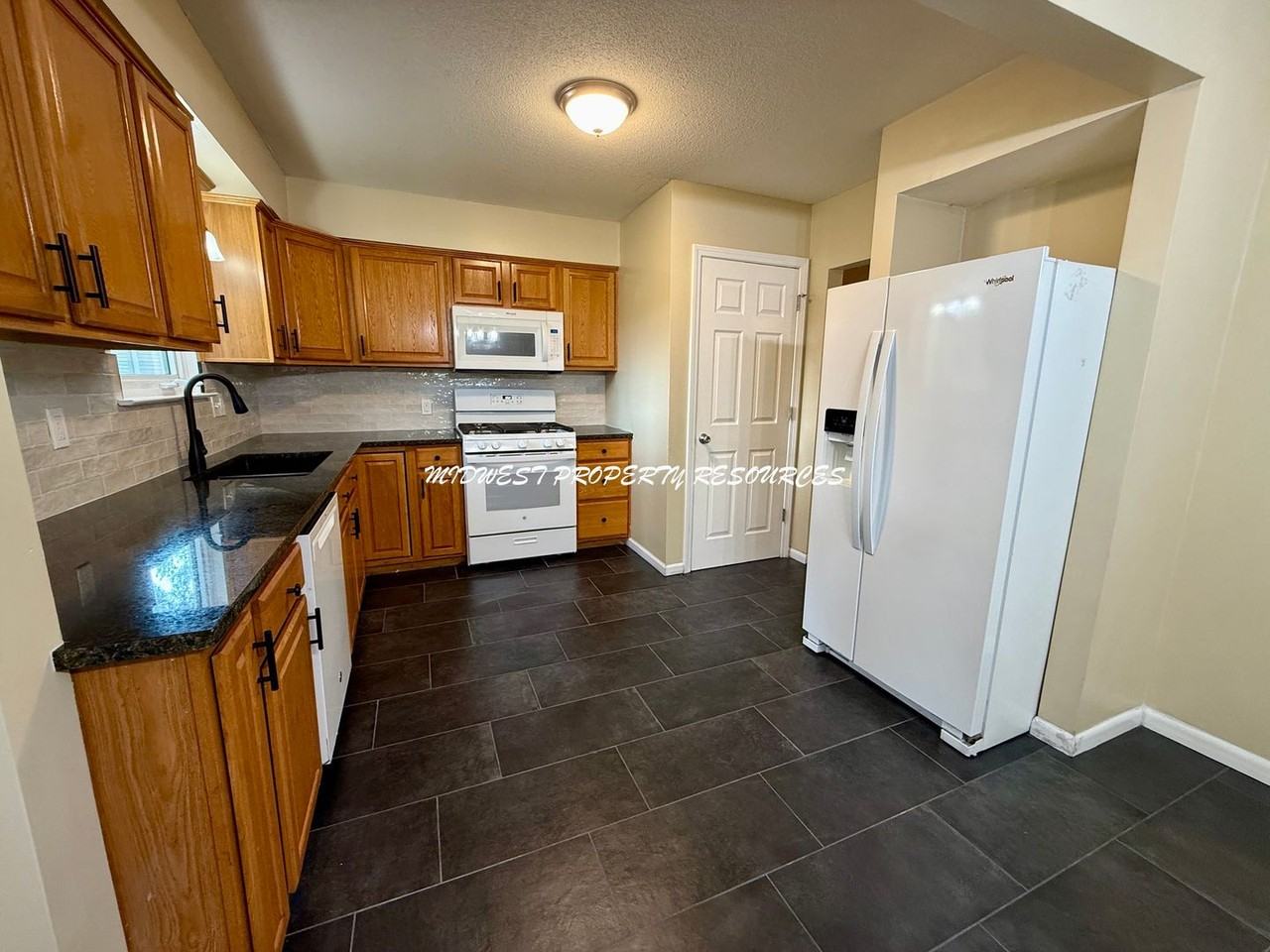 1100 Ne Columbus St - Photo 6 of 24