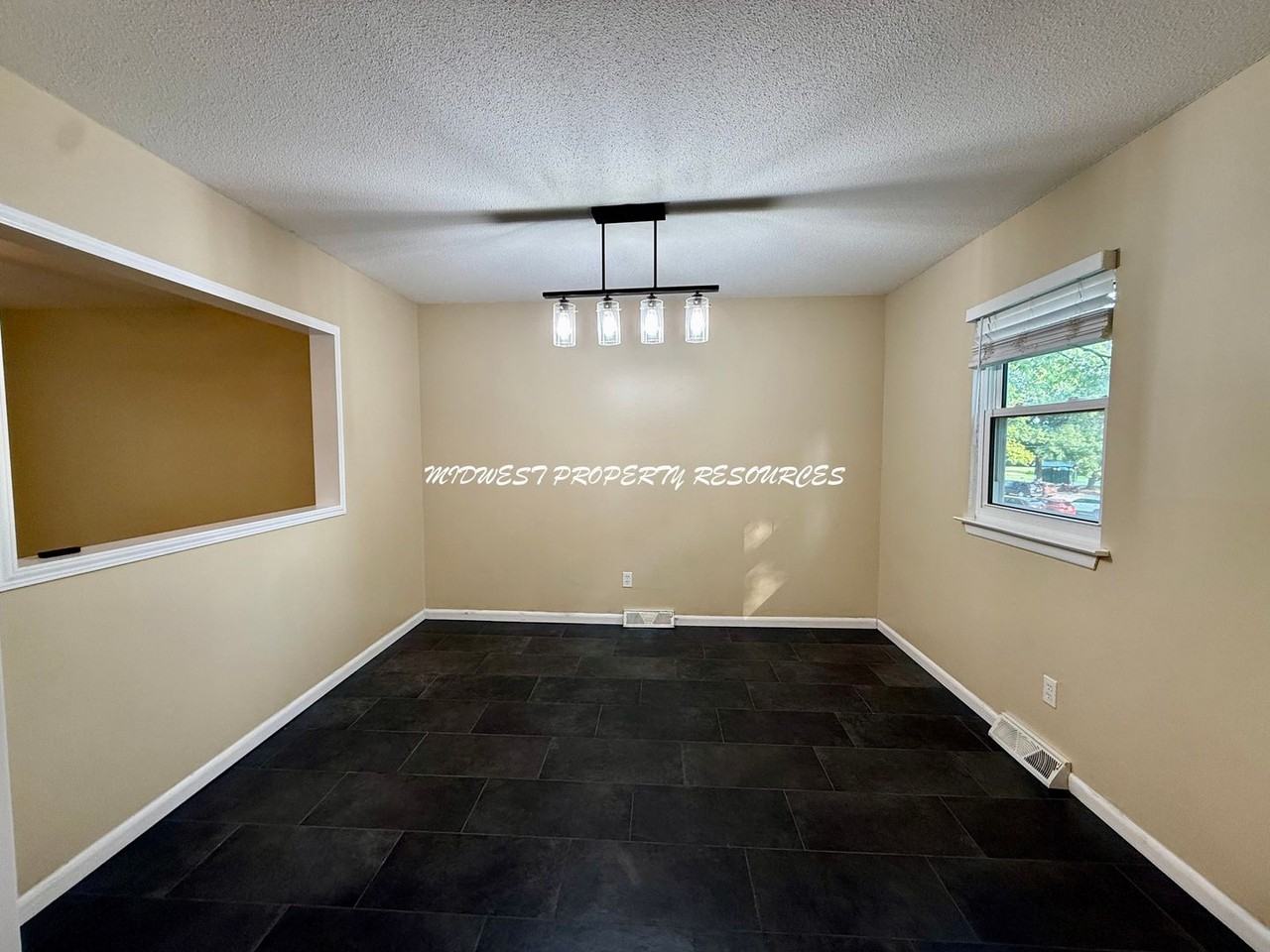 1100 Ne Columbus St - Photo 7 of 24