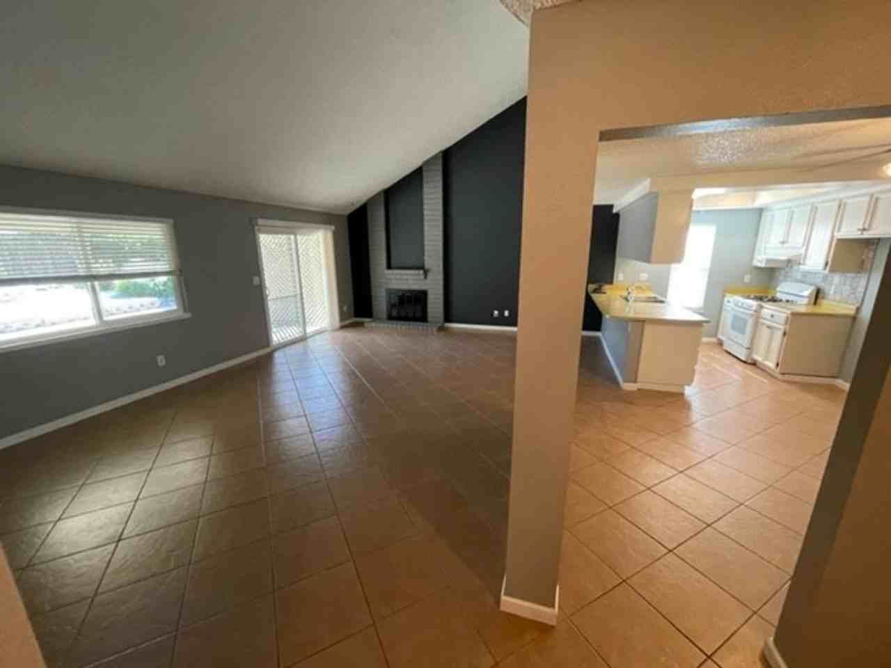 1825 Vista Creek Dr - Photo 3 of 21