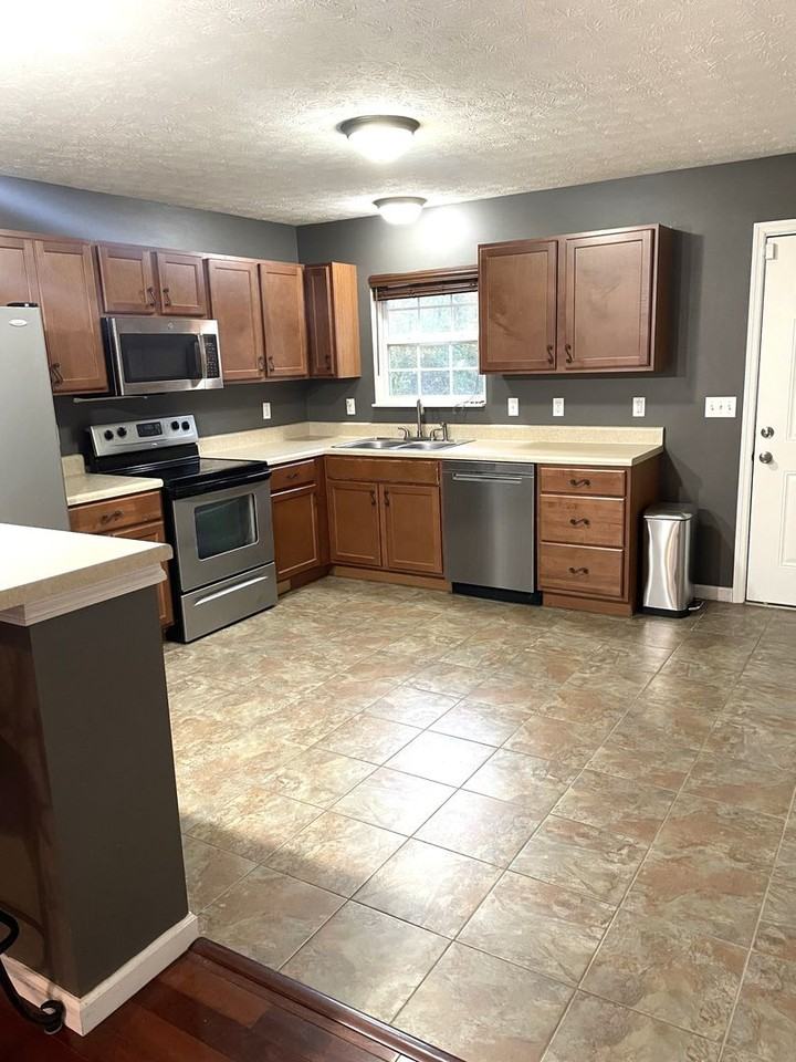 2138 Bernhurst Dr - Photo 3 of 12