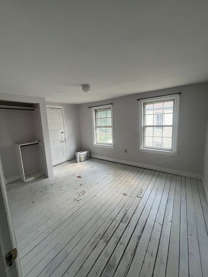 169 E Pomfret St - Photo 4 of 11