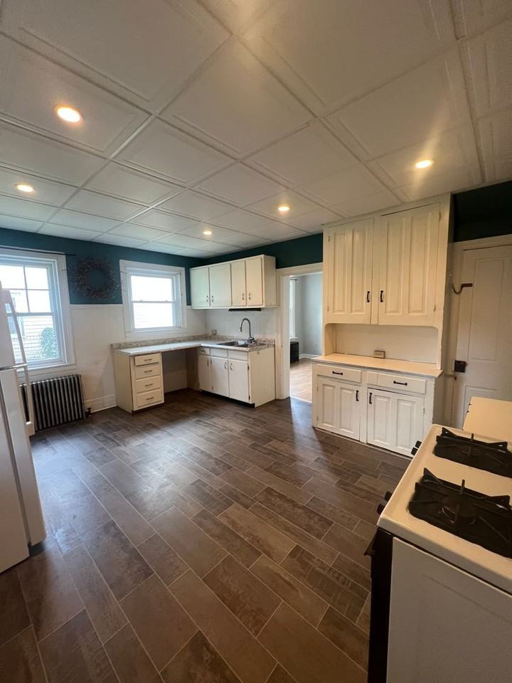 169 E Pomfret St - Photo 7 of 11