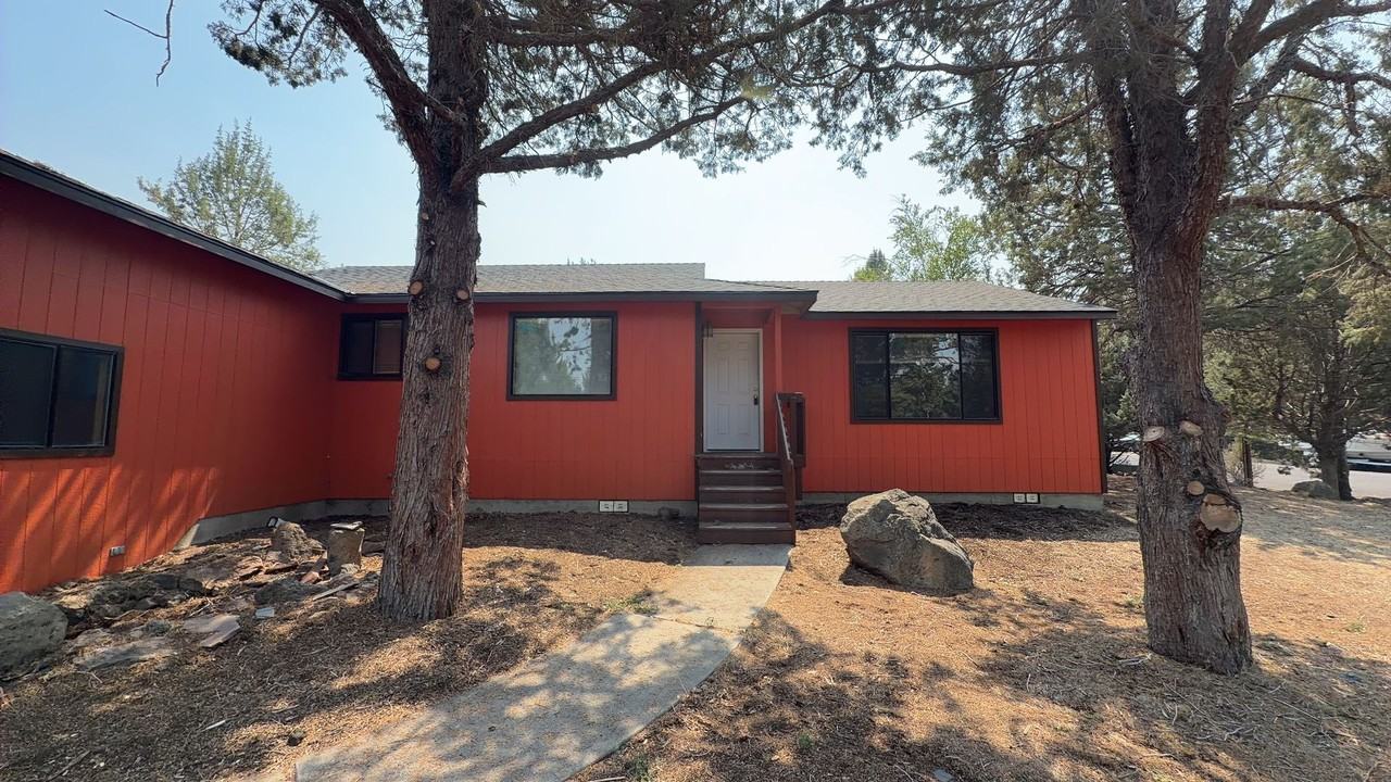 2741 Ne Laramie Way - Photo 2 of 20