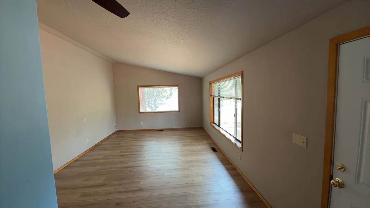 2741 Ne Laramie Way - Photo 3 of 20