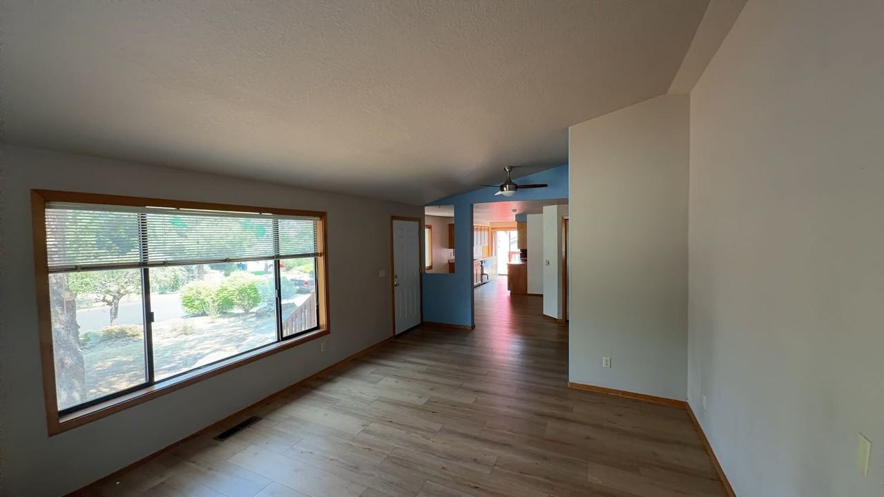 2741 Ne Laramie Way - Photo 4 of 20