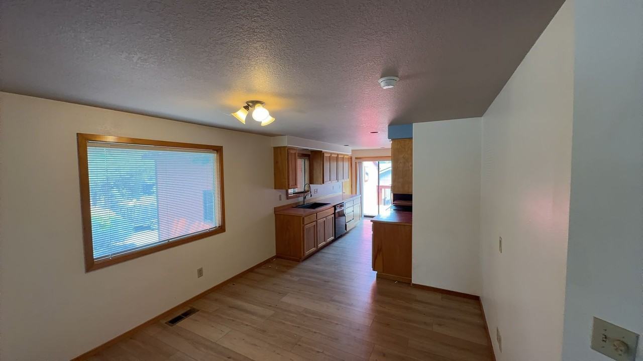 2741 Ne Laramie Way - Photo 5 of 20