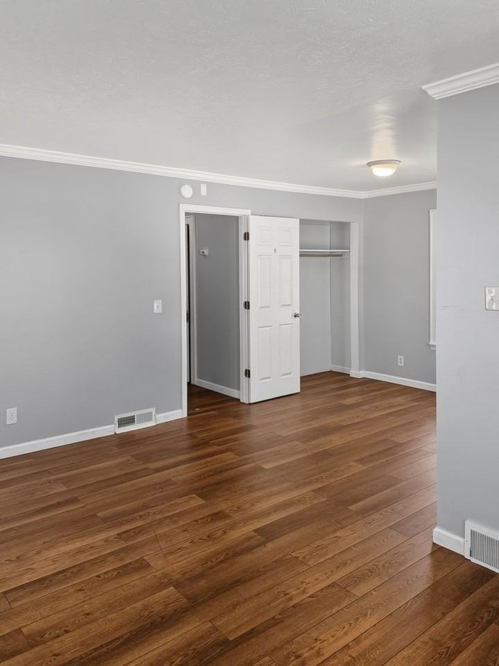 1127 Lafayette Ave - Photo 4 of 32