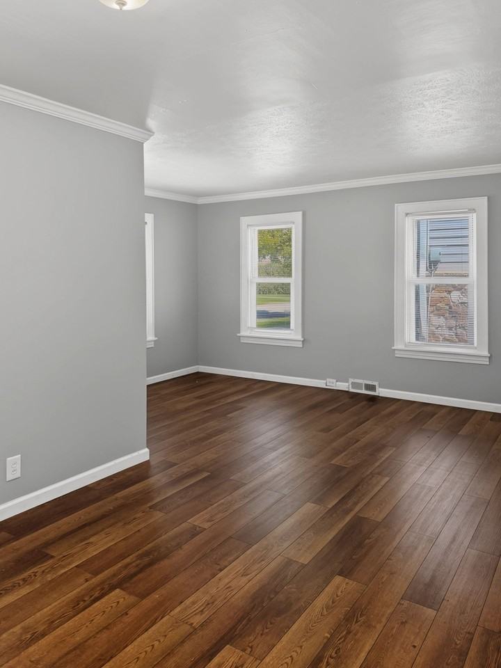 1127 Lafayette Ave - Photo 5 of 32