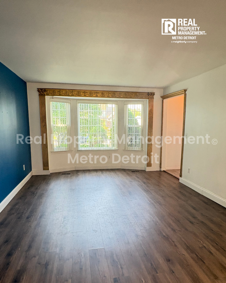 6994 York - Photo 2 of 22