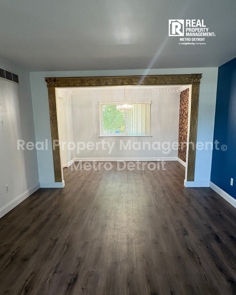 6994 York - Photo 3 of 22