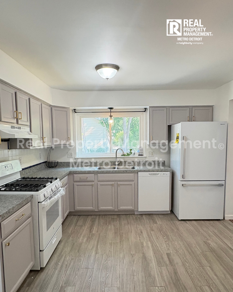 6994 York - Photo 5 of 22