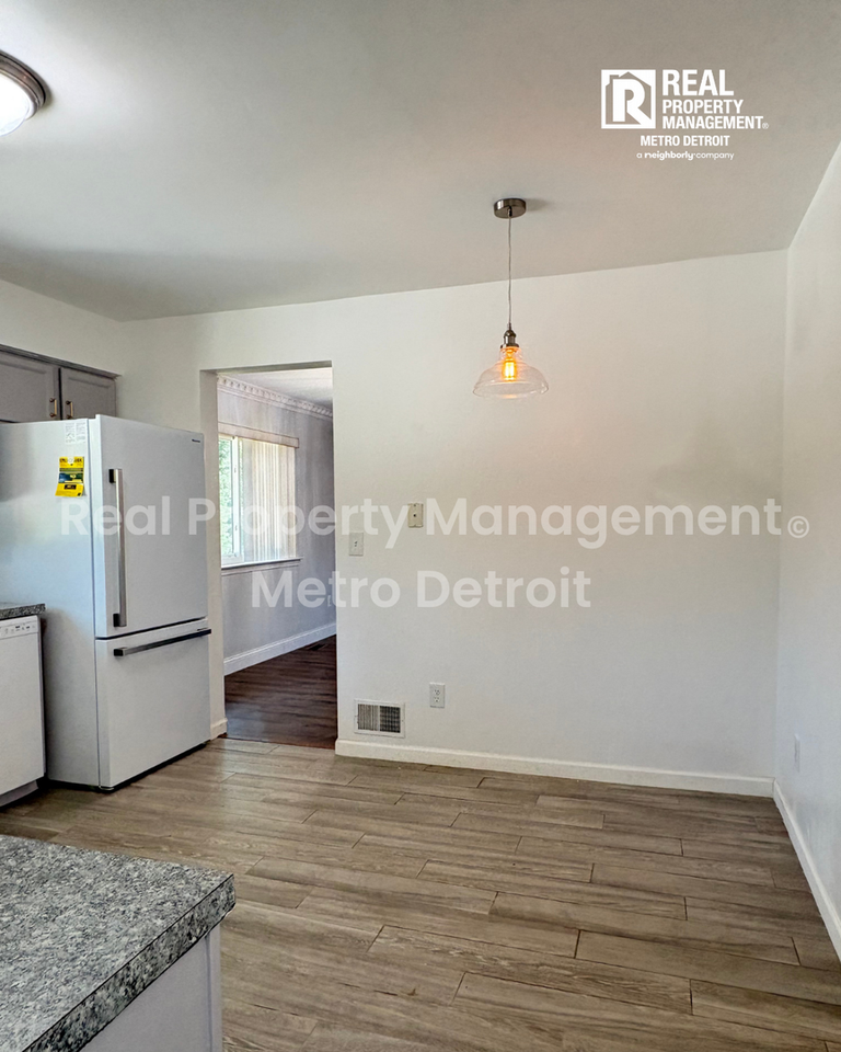6994 York - Photo 6 of 22