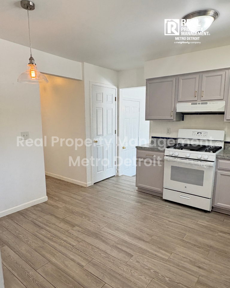 6994 York - Photo 7 of 22