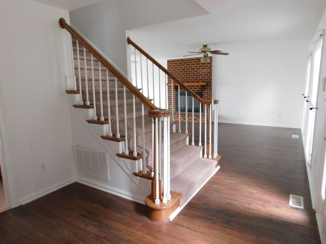 210 Ainsley Rd - Photo 4 of 28