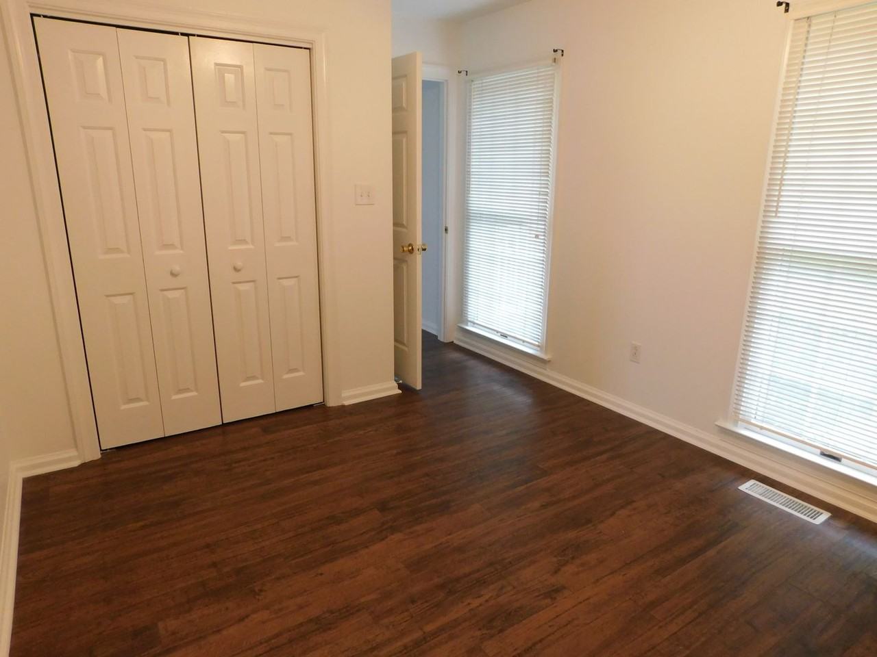 210 Ainsley Rd - Photo 7 of 28