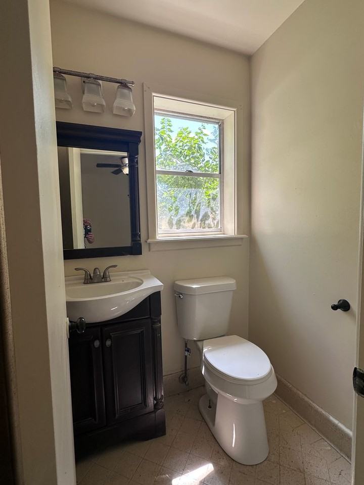 825 Crestview Dr - Photo 3 of 10