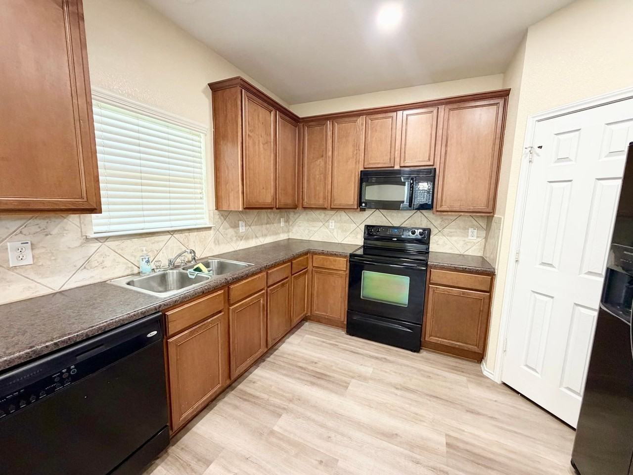 6404 Mundo Dr - Photo 5 of 22