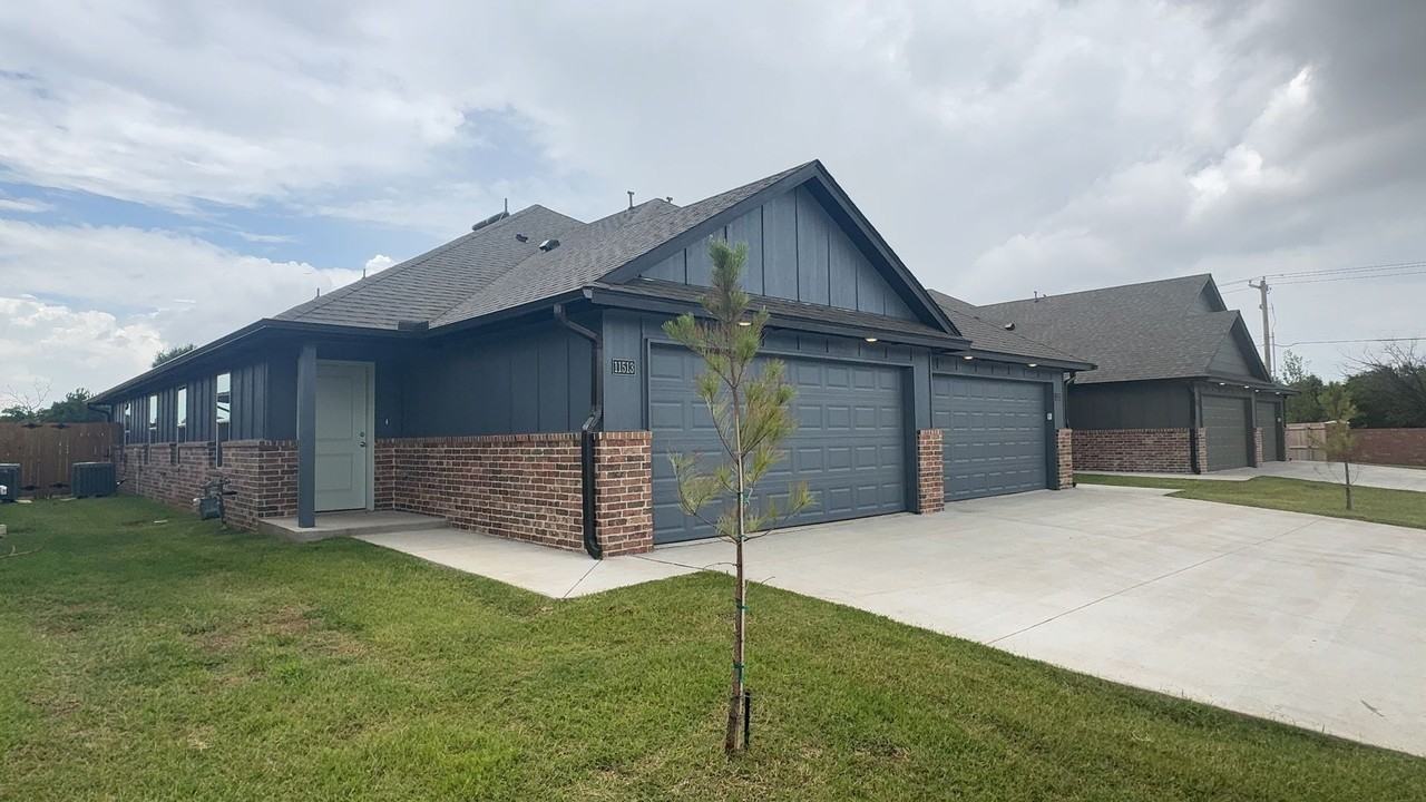 11513 University Dr - Photo 2 of 22