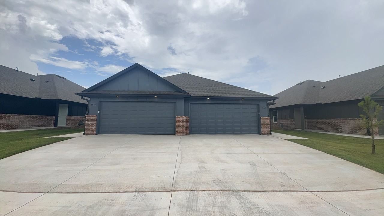 11513 University Dr - Photo 3 of 22