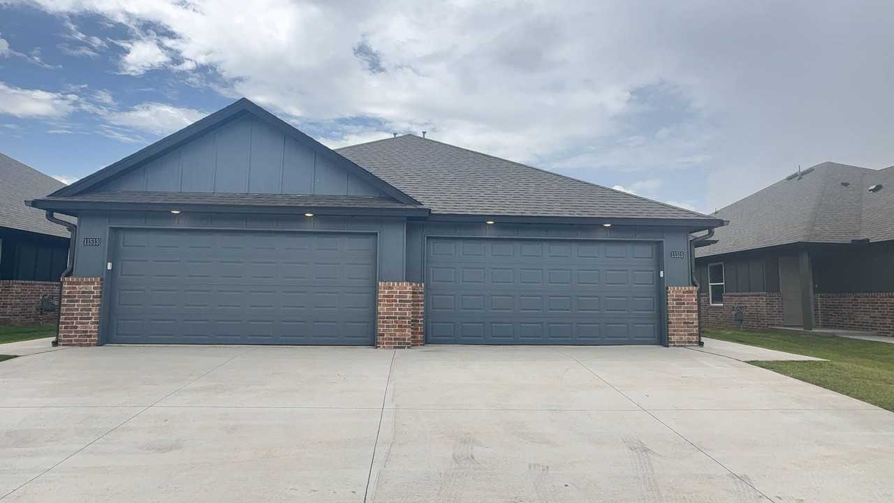 11513 University Dr - Photo 4 of 22