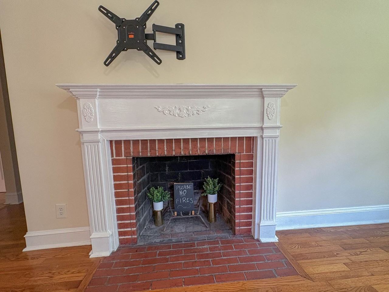 946 Mckimmon Rd - Photo 4 of 17