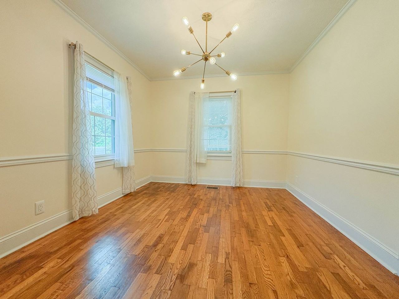 946 Mckimmon Rd - Photo 5 of 17