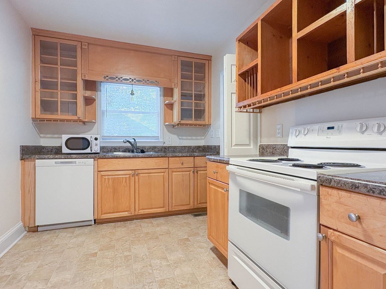946 Mckimmon Rd - Photo 6 of 17