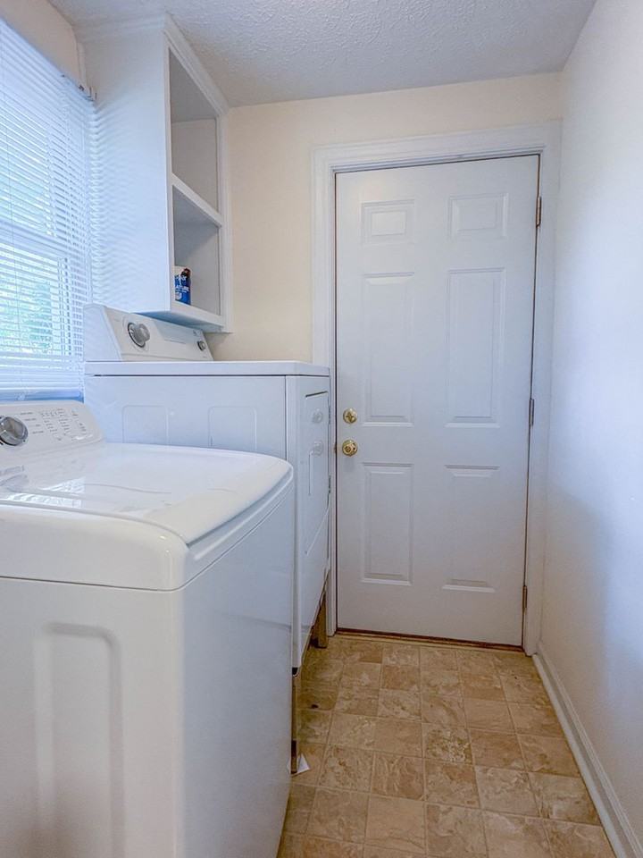 946 Mckimmon Rd - Photo 7 of 17