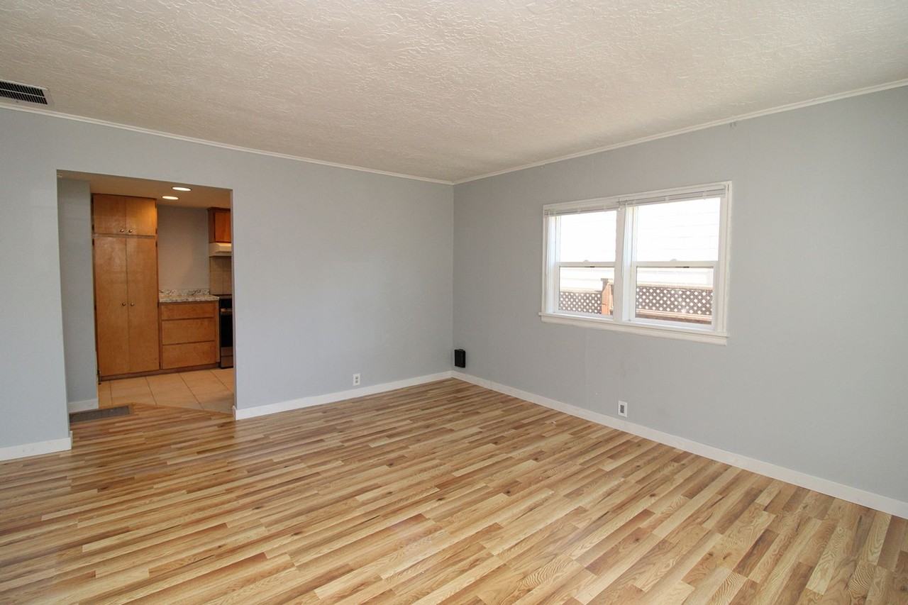 6235 Ne Shaver St - Photo 5 of 26