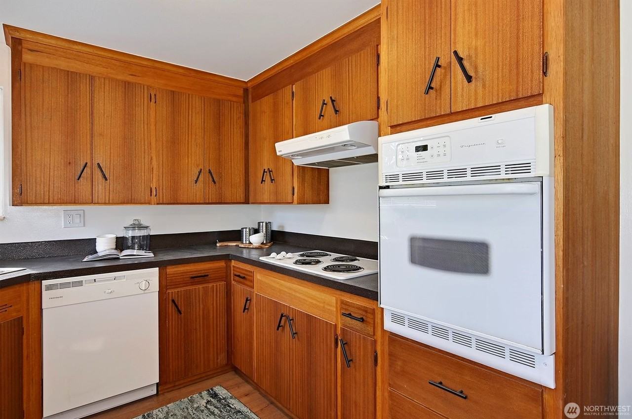 3633 Woodlawn Ave N - Photo 3 of 12