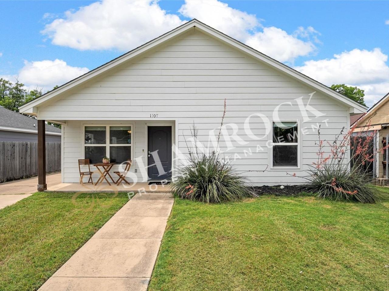 1107 Primrose Dr - Photo 4 of 29