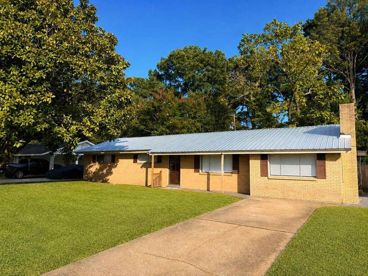 208 Hospital Dr - Photo 2 of 14