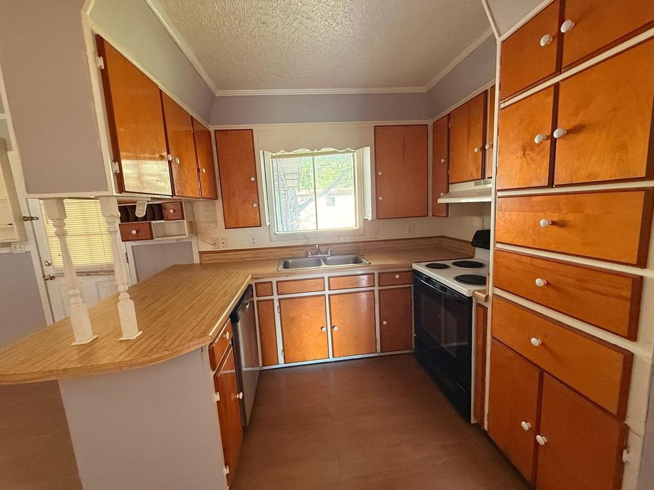 208 Hospital Dr - Photo 5 of 14