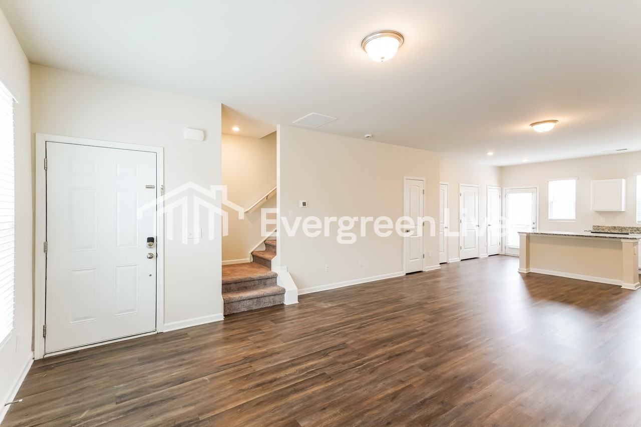 1004 Hamilton Crossing Sq - Photo 3 of 14