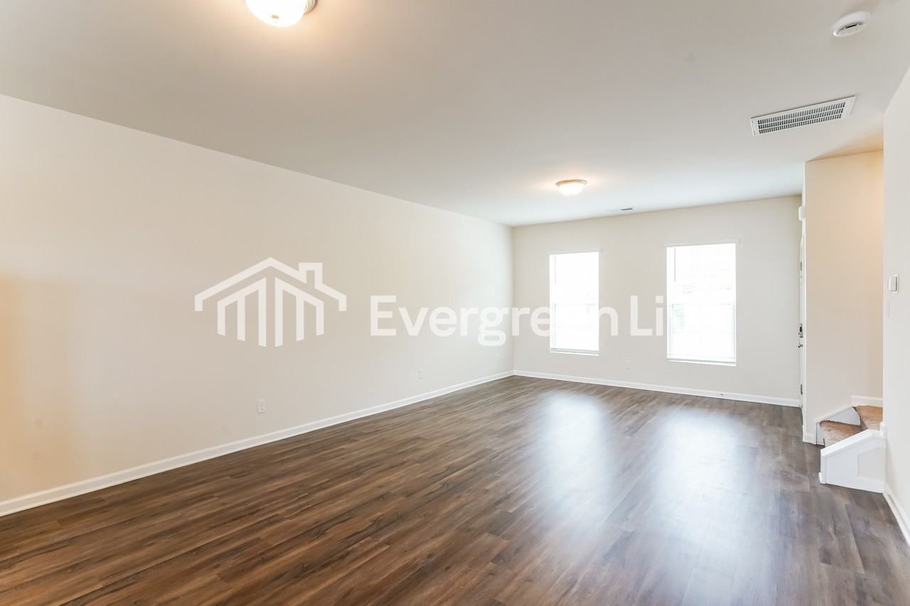 1004 Hamilton Crossing Sq - Photo 4 of 14